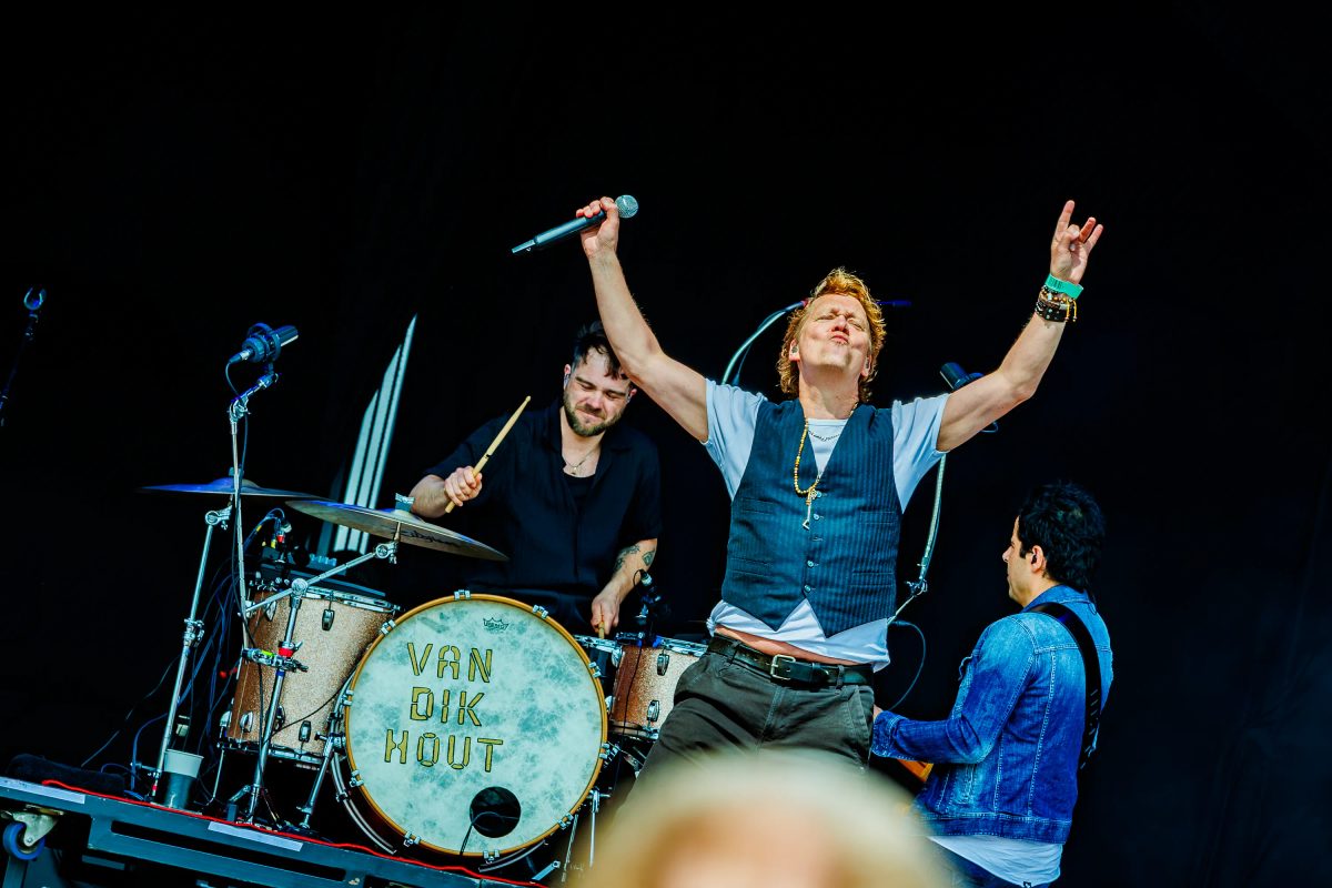 Van Dik Hout tijdens het optreden op Mainstage bij Lansingerland Live 2025.