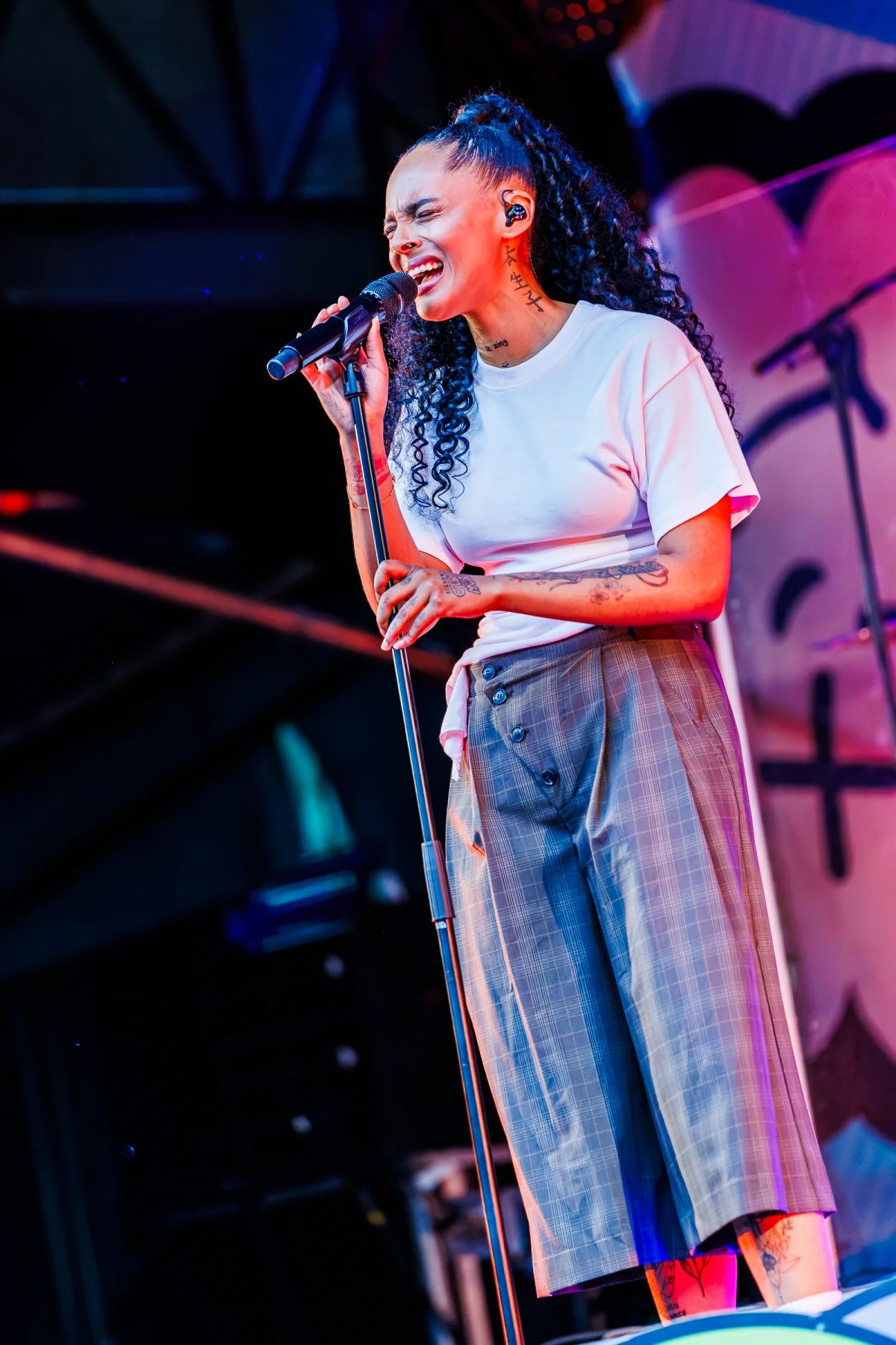 Zoë Livay tijdens het optreden op RAZZLE DAZZLE bij Hullabaloo 2026.