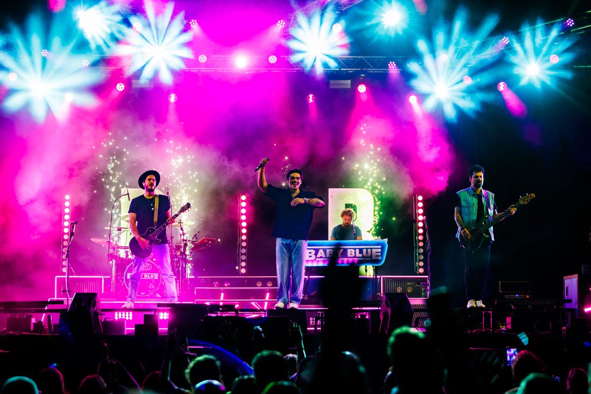 Baby Blue tijdens het optreden op MAINSTAGE bij Live at the Lake 2026.