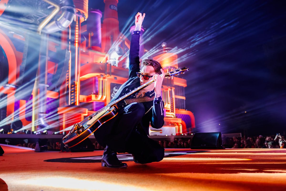 Spike van Zoest (DI-RECT) tijdens het optreden op Mainstage bij 538 Koningsdag 2026.