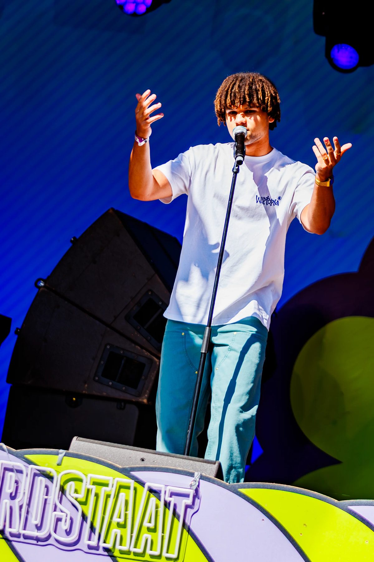 Cody tijdens het optreden op Razzle Dazzle bij Hullabaloo 2025.