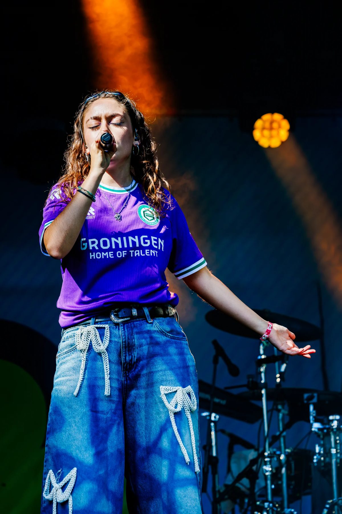 IDA tijdens het optreden op RAZZLE DAZZLE bij Hullabaloo 2026.