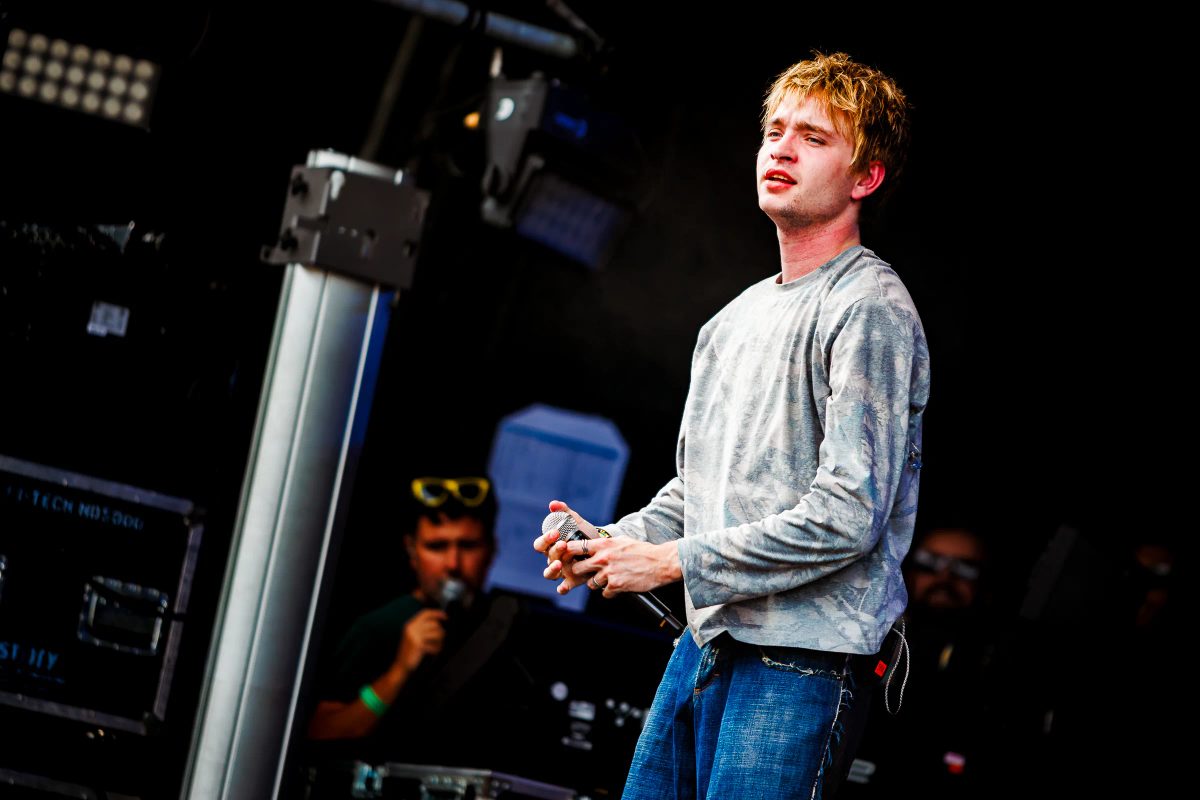 Jesse Hoefnagels tijdens het optreden op Covebo Stage bij Appelpop 2026.