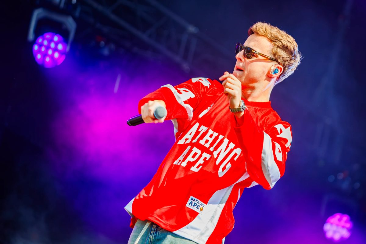 Robbie van de Graaf (Bankzitters) tijdens het optreden op Mayhem bij Hullabaloo 2025.