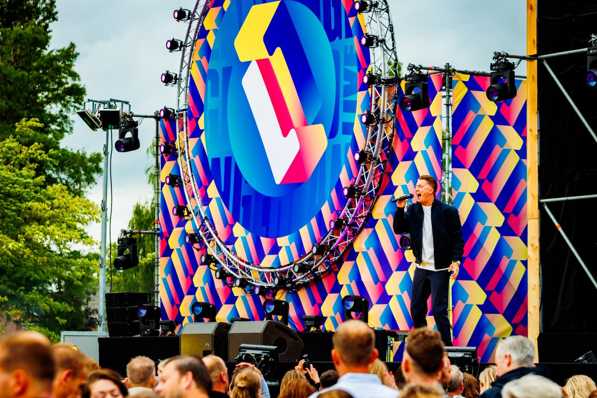 Mart Hoogkamer tijdens het optreden op Mainstage bij Lansingerland Live 2026.