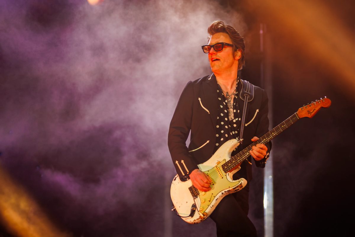 Spike van Zoest (DI-RECT) tijdens het optreden op Mainstage bij 538 Koningsdag 2026.
