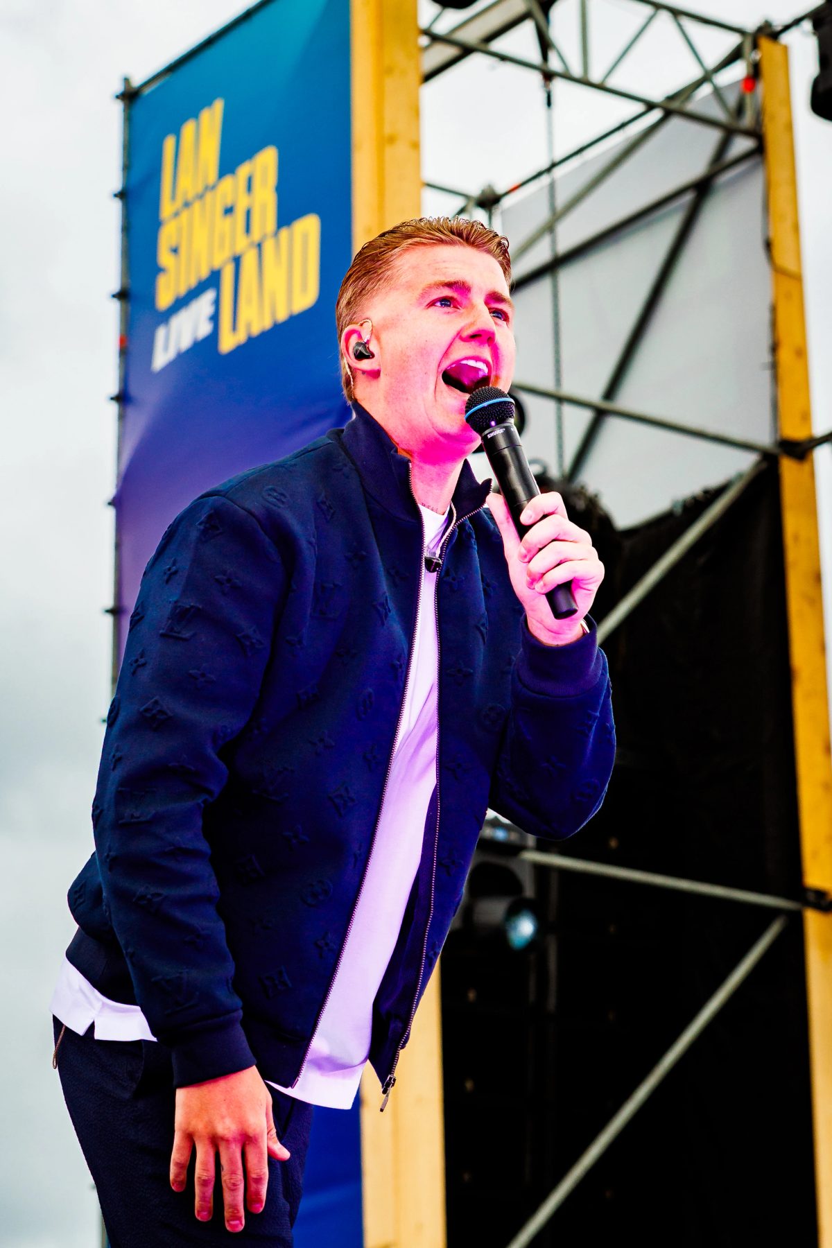 Mart Hoogkamer tijdens het optreden op Mainstage bij Lansingerland Live 2026.