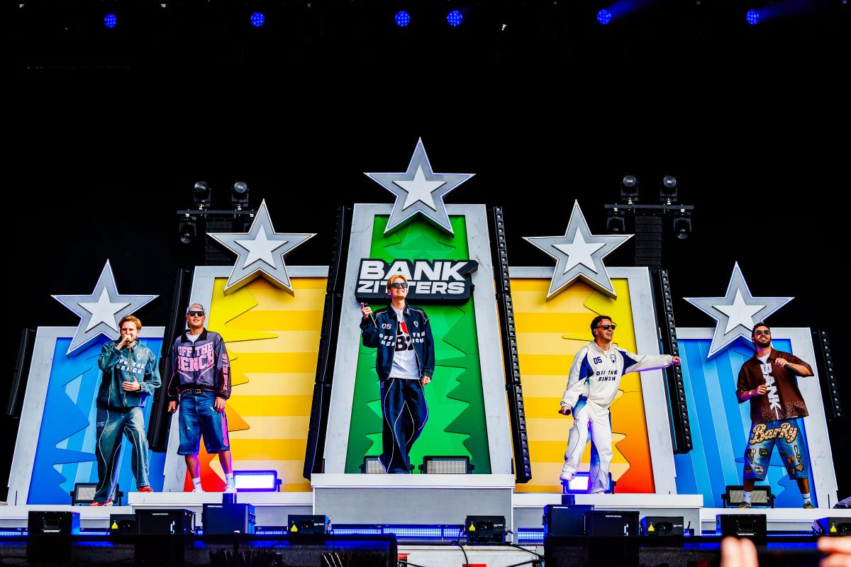 Bankzitters tijdens het optreden op MAYHEM bij Hullabaloo 2026.