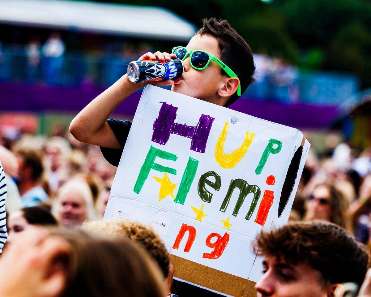 Flemming tijdens het optreden op MAYHEM bij Hullabaloo 2026.