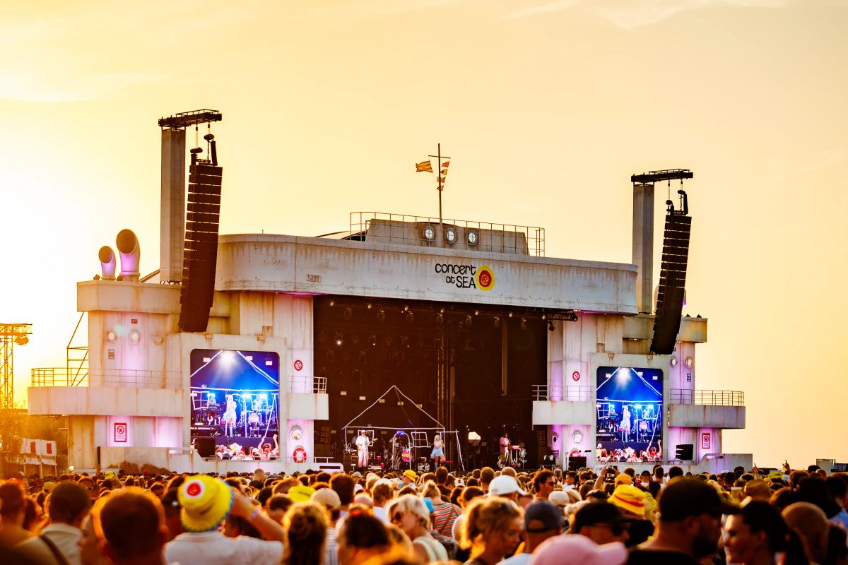 Bente tijdens het optreden op Umoja bij Concert at SEA 2026.