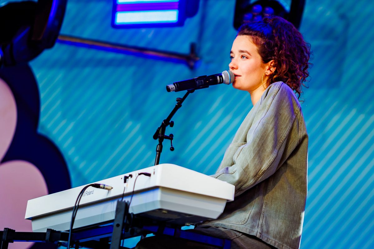 Janna Baerends tijdens het optreden op Razzle Dazzle bij Hullabaloo 2025.