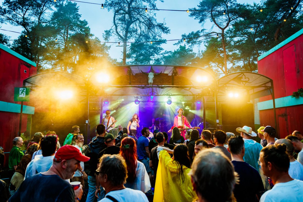 L.a. Sagne tijdens het optreden op HOTEL VEGAS bij Dauwpop 2026.