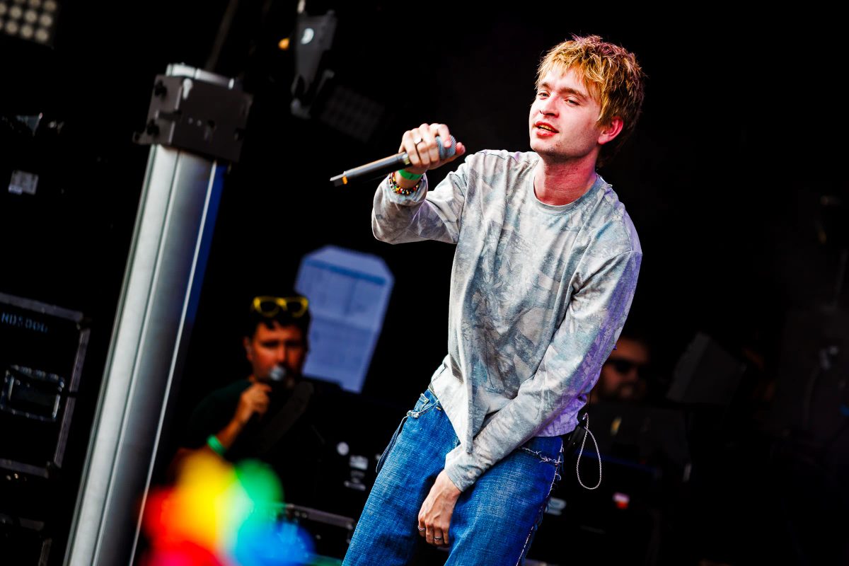 Jesse Hoefnagels tijdens het optreden op Covebo Stage bij Appelpop 2026.