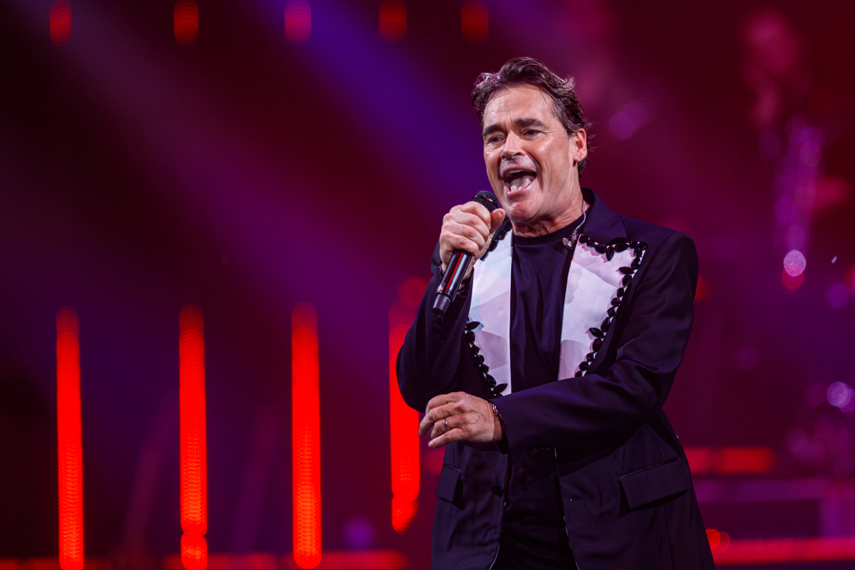 Jeroen van der Boom tijdens het optreden op RTM Stage bij The Pianoman Live 2025.