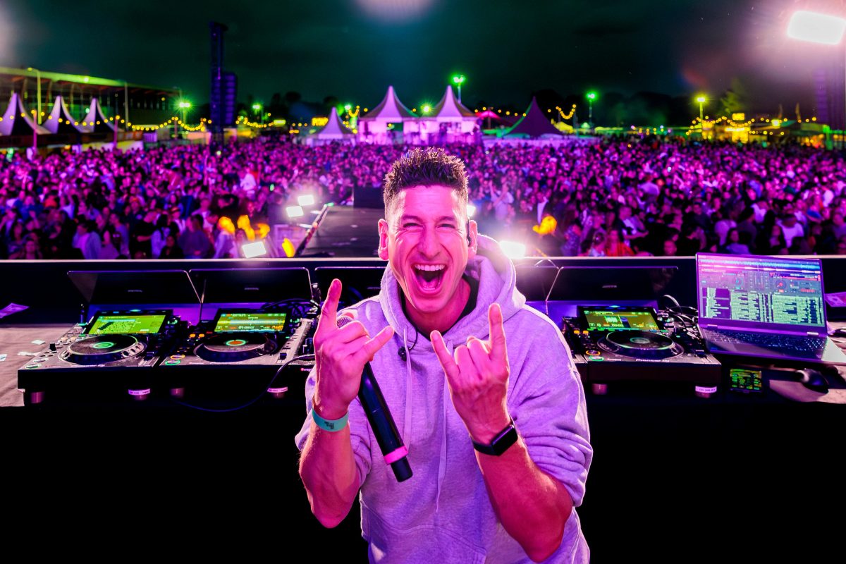 Party DJ W tijdens het optreden op Mainstage bij Lansingerland Live 2026.