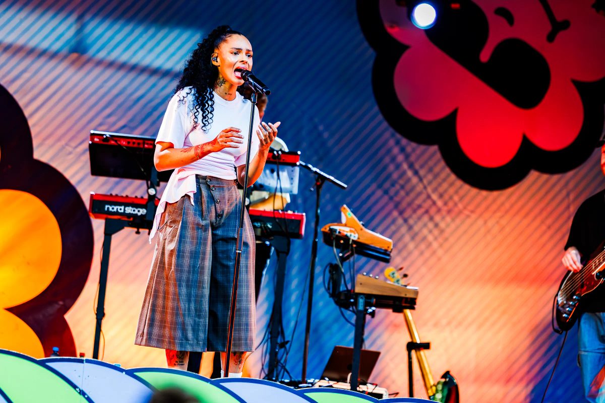 Zoë Livay tijdens het optreden op RAZZLE DAZZLE bij Hullabaloo 2026.