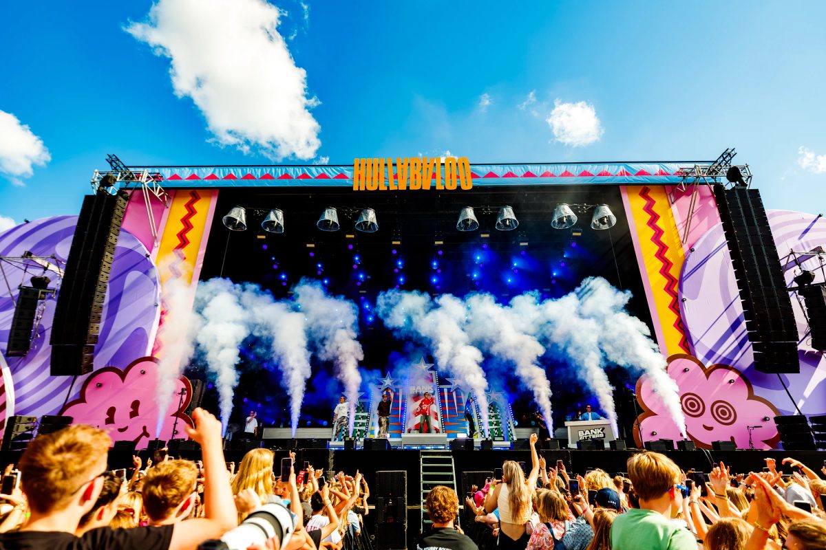 Bankzitters tijdens het optreden op Mayhem bij Hullabaloo 2025.