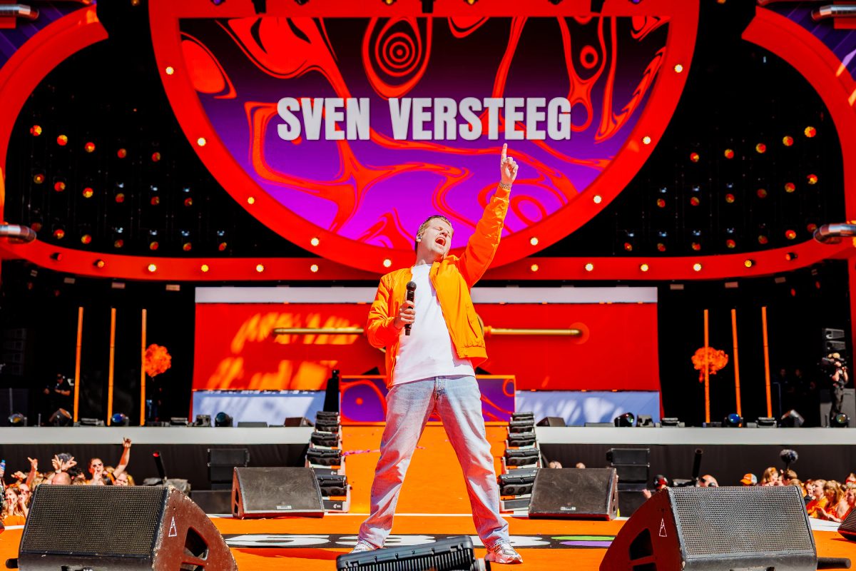Sven Versteeg tijdens het optreden op Mainstage bij 538 Koningsdag 2026.