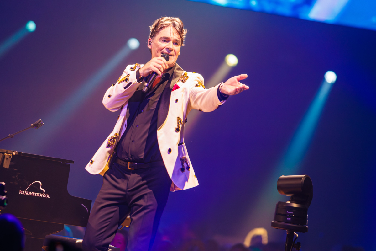 Jeroen van der Boom tijdens het optreden op RTM Stage bij The Pianoman Live 2025.