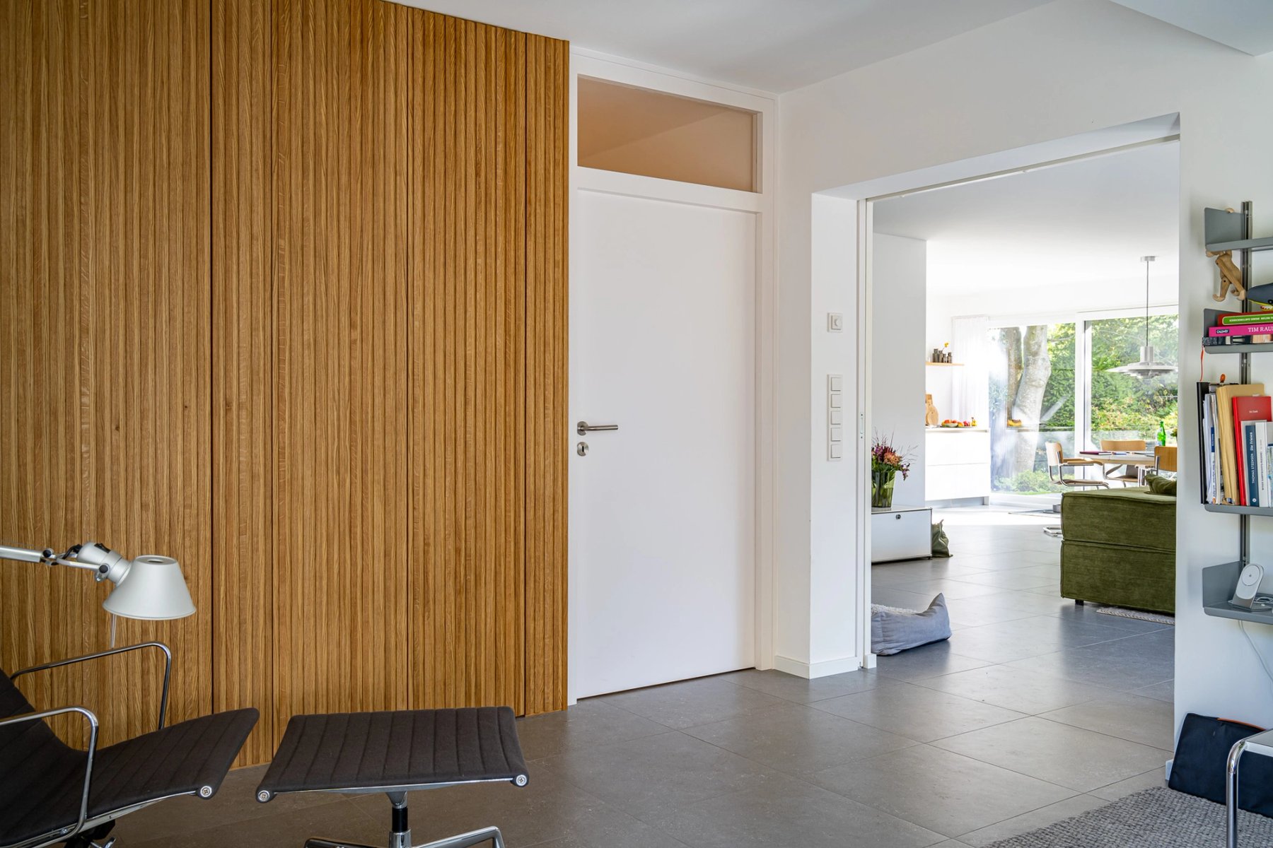 Moderne Innentür mit Oberlicht und Eichen-Lamellenwand