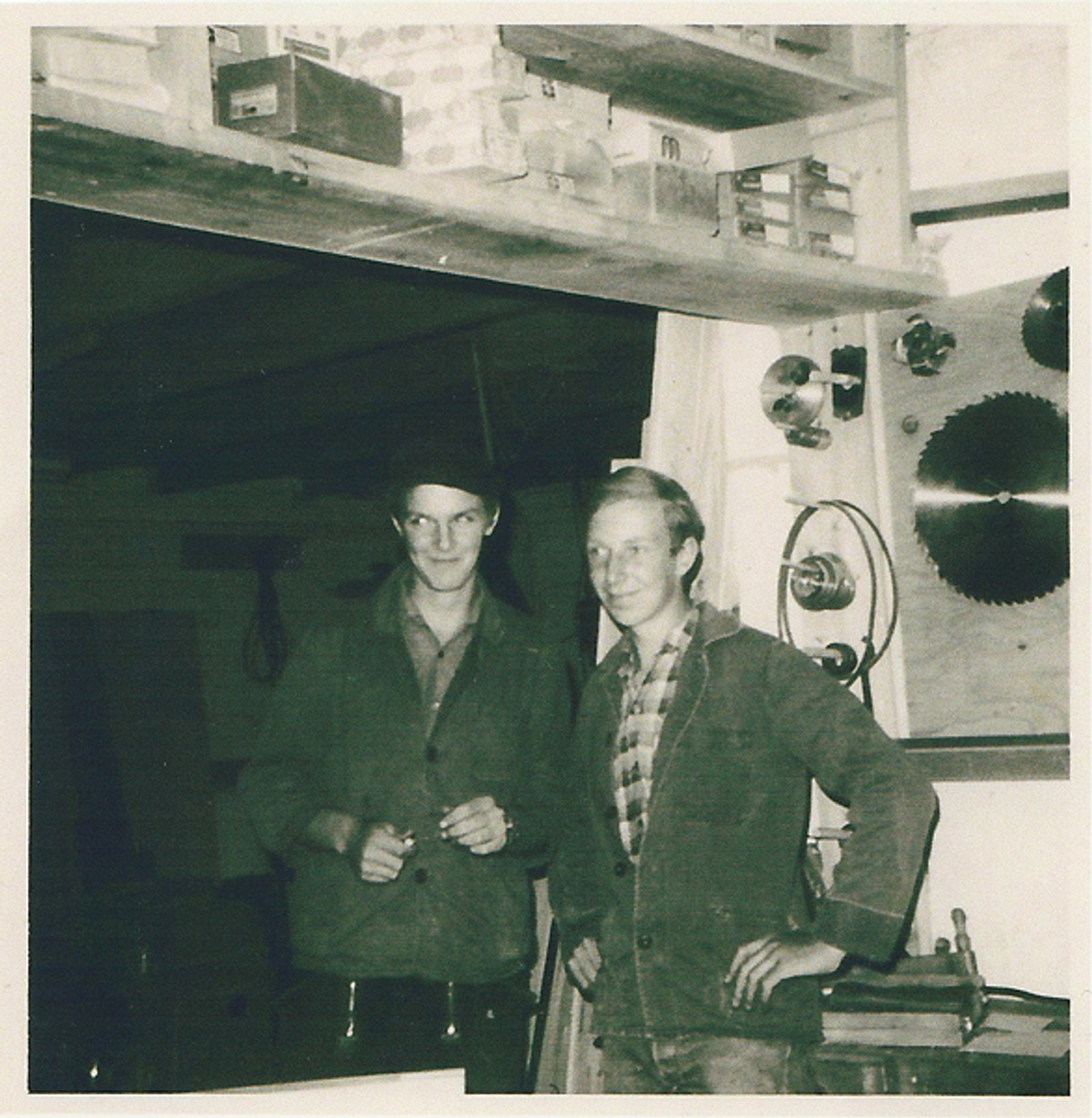 Der erste Vierseiten-Hobel mit sechs Wellen — damals ein echter Quantensprung für eine Tischlerei auf der Insel. Im Bild: Harry Asbahr und Theo Hassold.