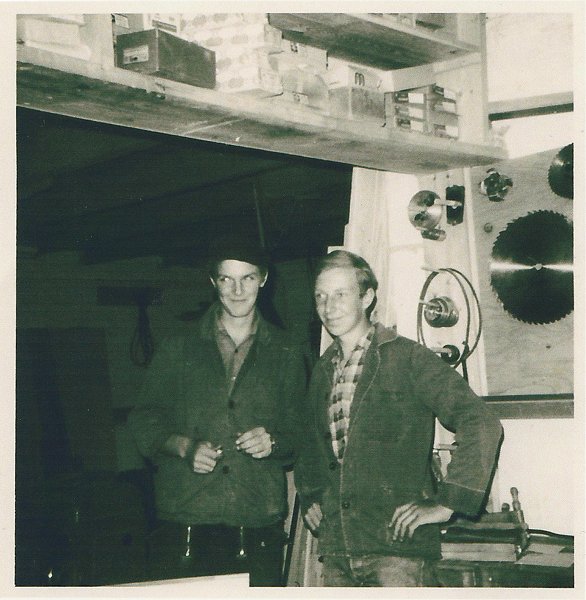 Der erste Vierseiten-Hobel mit sechs Wellen — damals ein echter Quantensprung für eine Tischlerei auf der Insel. Im Bild: Harry Asbahr und Theo Hassold.