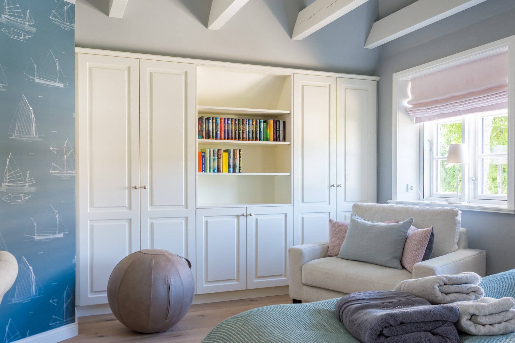 Kleiderschrank mit integriertem Bücherregal