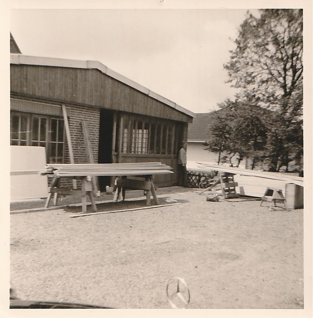 Manfred Jensens erste Werkstatt — eine kleine Garage in Alkersum. Hier begann 1961 die Geschichte der Tischlerei M. Jensen.