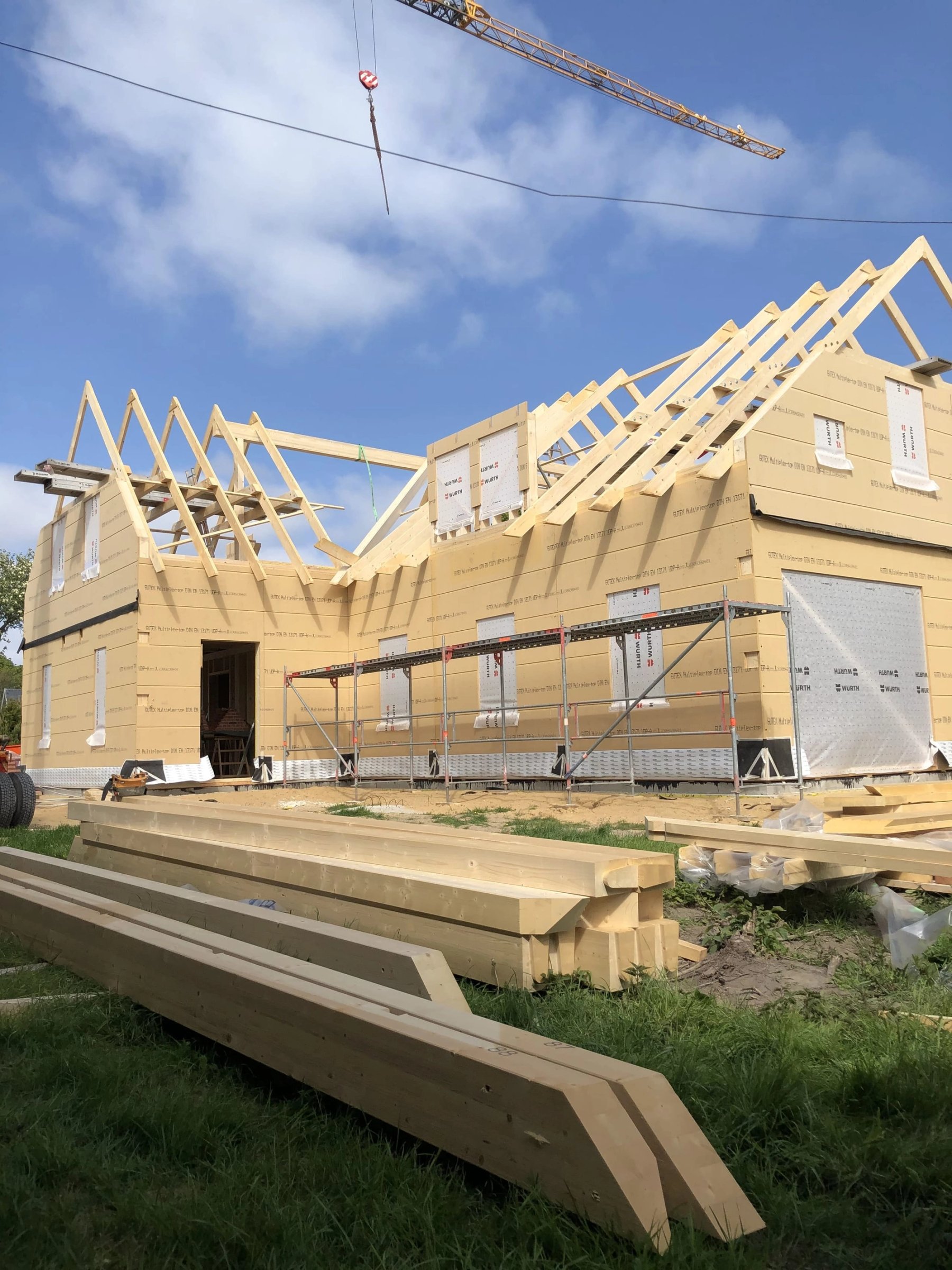 Holzrahmenbau mit Dachstuhl im Rohbau