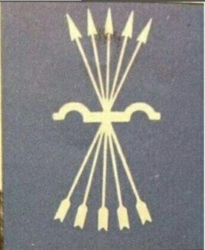 Un logo jaune sur fond bleu. Il représente un joug, un morceau de bois plat avec deux espaces arrondis pour le cou des animaux, et un faisceau de flèches se croisant en son centre.