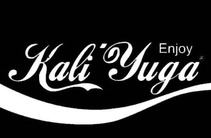 Une parodie du logo de Coca Cola. Il lit "Enjoy Kali Yuga" en cursive blanche sur fond noir..