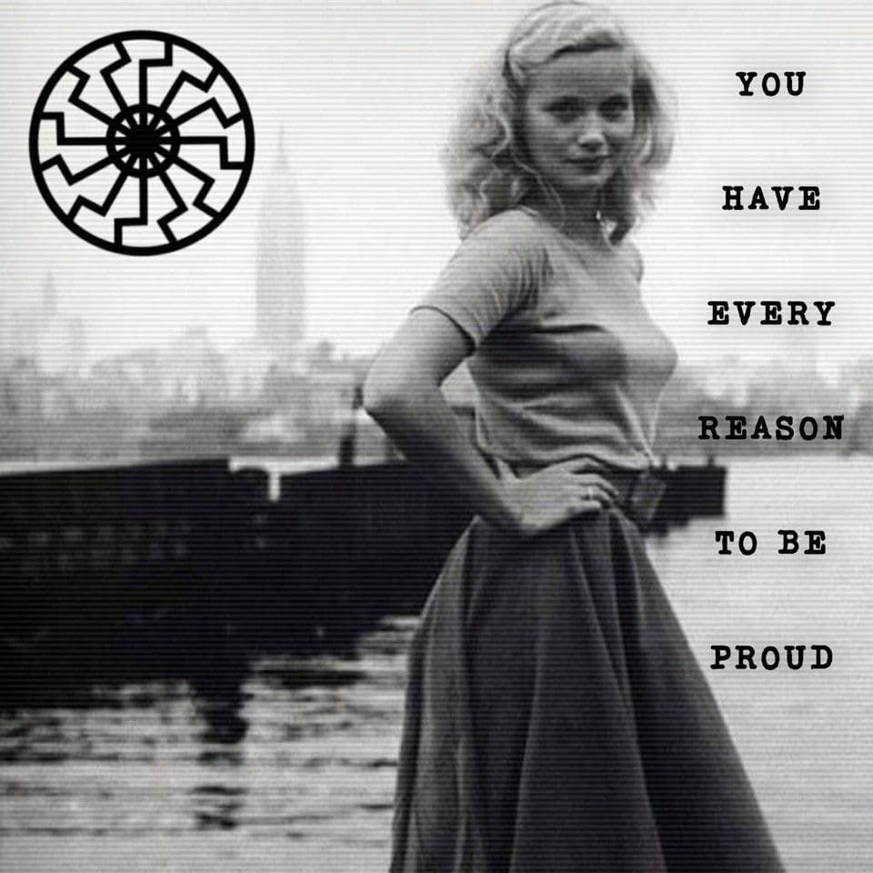 Une photo d'une femme blanche en noir et blanc, avec un sonnenrad dans le coin. En écriture noire, le texte à côté de la femme indique "vous avez toutes les raisons d'être fier".