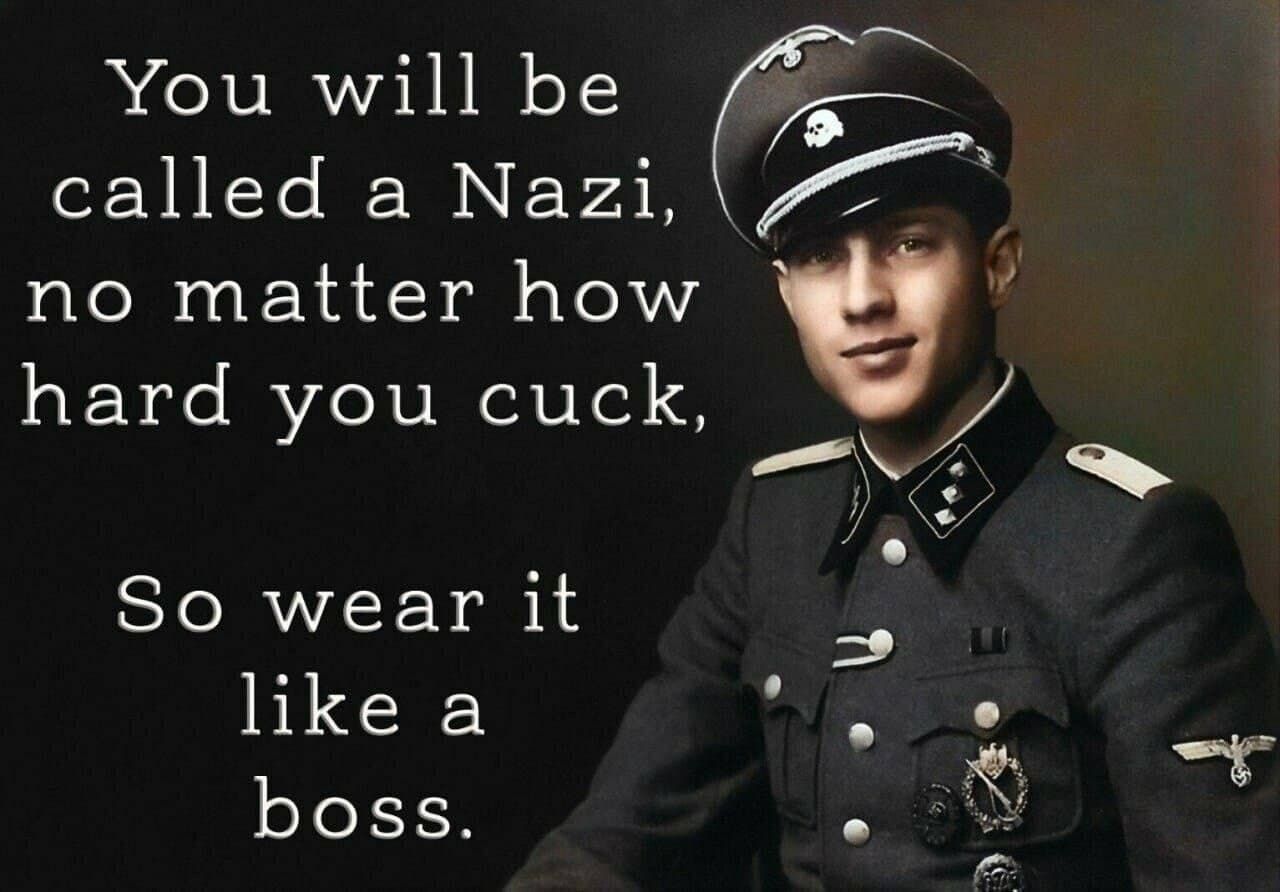 Une photo d'un officier nazi, avec un texte autour de lui qui dit "Vous serez appelé un nazi, peu importe à quel point vous cuck, alors portez-le comme un patron".