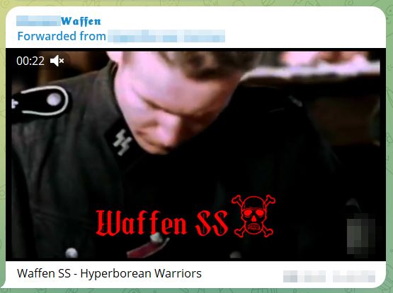 Capture d'écran d'un message Telegram d'une chaîne avec Waffen dans son nom (le nom complet est expurgé). Il s'agit d'une vidéo représentant un officier SS nazi. Le texte dessus lit "Waffen SS" avec un crâne et des os croisés. Le texte de la vidéo indique "Waffen SS - Hyperborean Warriors".