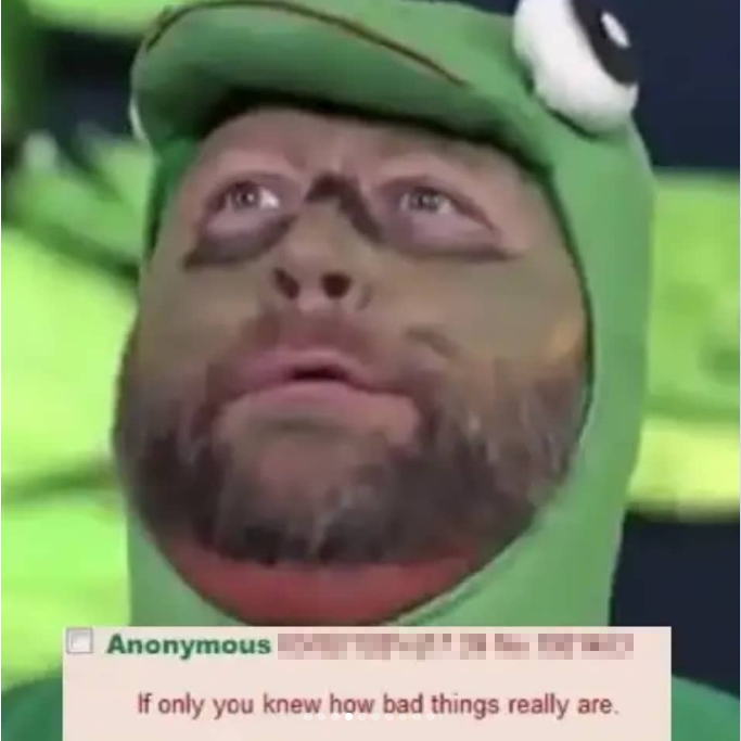 Image d'Infowars de l'animateur Alex Jones levant les yeux dans un costume de grenouille avec de la peinture verte sur le visage. En superposition, une capture d'écran d'un message 4Chan de 2012. Il dit "Si seulement vous saviez à quel point les choses vont vraiment mal".