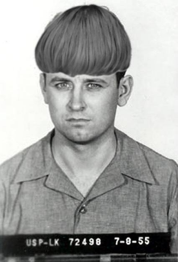 Une photo d'arrestation en niveaux de gris de James Earl Ray, l'homme qui a assassiné Martin Luther King Jr. Les cheveux "coupe au bol" du meurtrier de masse Dylann Roof sont placés sur sa tête.