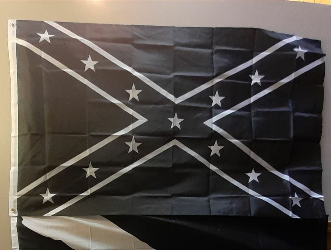 Un drapeau noir avec un grand X couvrant toute sa largeur et sa hauteur. Le X a 13 étoiles dessus. Habituellement, le drapeau est rouge avec un X bleu.