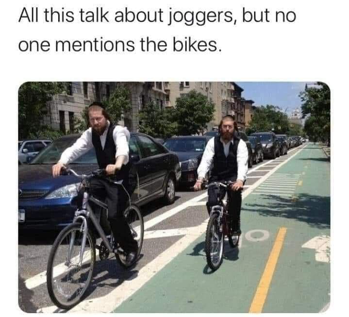 Une photo de deux juifs orthodoxes à vélo. Ci-dessus, une légende indique "toutes ces discussions sur les joggeurs, mais personne ne mentionne les vélos".