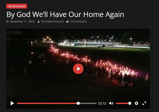 Capture d'écran du clip vidéo original de By God We'll Have Our Home Again. Il est passé à une section montrant Tiki Torch marchant des suprémacistes blancs à Unite The Right (2017) à Charlottesville.