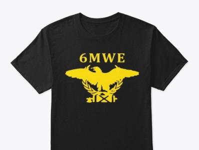 T-shirt noir. "6MWE" y est imprimé au-dessus d'un aigle perché sur un ensemble de fasces. Les deux sont imprimés en jaune.
