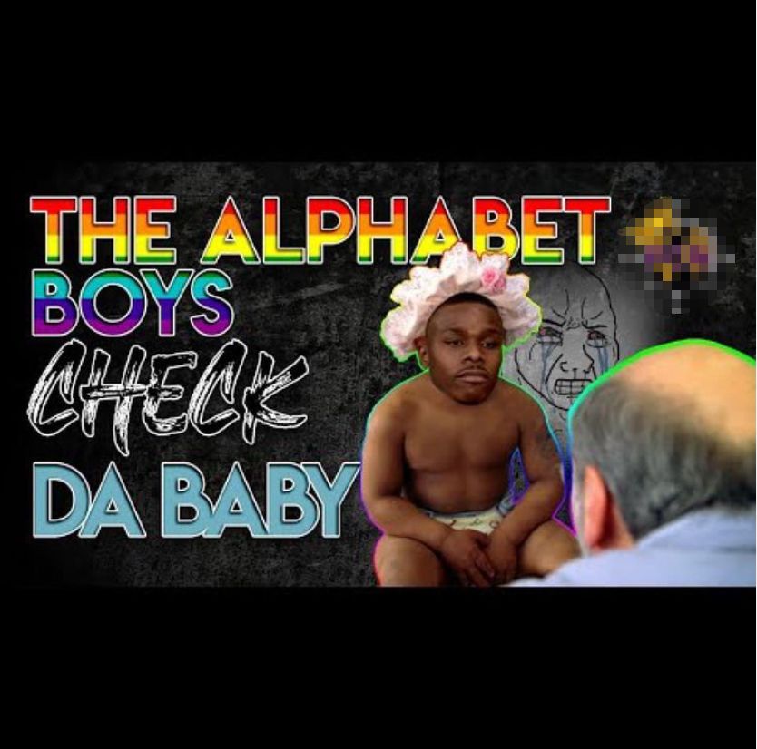 Un graphique montrant le rappeur Da Baby, vêtu d'une couche, à côté d'un wojak en pleurs. Sur la gauche, le texte indique "The Alphabet Boys Check Da Baby".