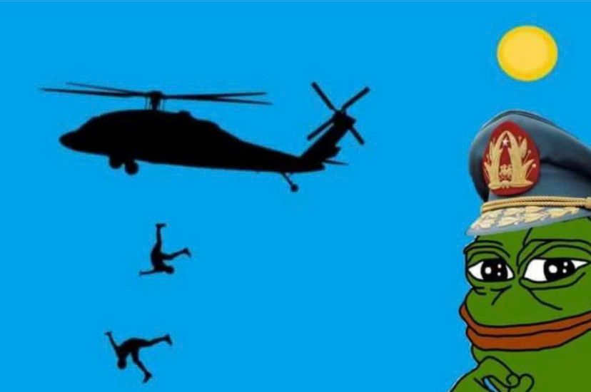 Une photo montrant Pepe la grenouille, portant les chapeaux d'Augusto Pinochet, souriant alors que des hommes sont jetés d'un hélicoptère au loin.