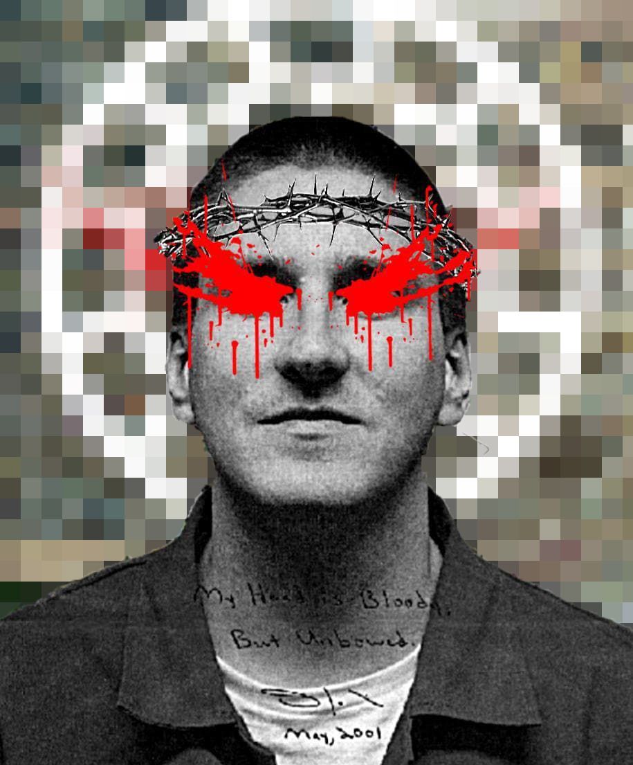Une photo de Timothy McVeigh avec ses yeux sanglants et portant une couronne d'épines. Il se tient devant un sonnenrad. Ci-dessous, un extrait de sa lettre de décès, qui se lit "Ma tête en sang mais sans s'incliner", est visible avec sa signature.