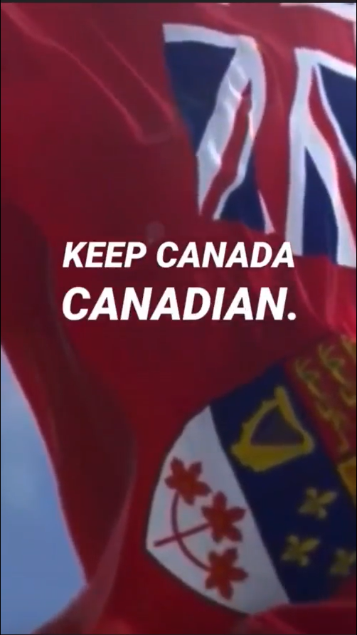 Drapeau Red Ensign flottant au vent. "KEEP CANADA CANADIAN" est à l'écran devant.