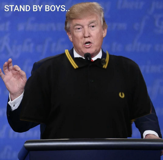 Meme représentant Donald Trump lors du débat sur l'élection présidentielle américaine de 2020. Un polo Fred Perry est monté sur lui comme s'il le portait. "STAND BY BOYS..." est dans le coin supérieur gauche.