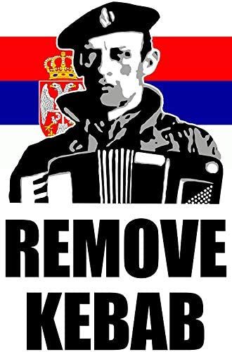 "REMOVE KEBAB" sous une image aplatie de l'accordéoniste de "Serbia Strong". Un drapeau serbe est derrière lui.