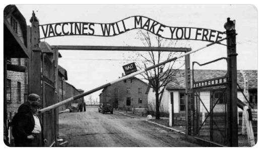 Photographie modifiée de la signalisation "Arbeit Macht Frei" au camp de la mort d'Auschwitz. Il est écrit "LES VACCINS VOUS RENDRONT LIBRES".