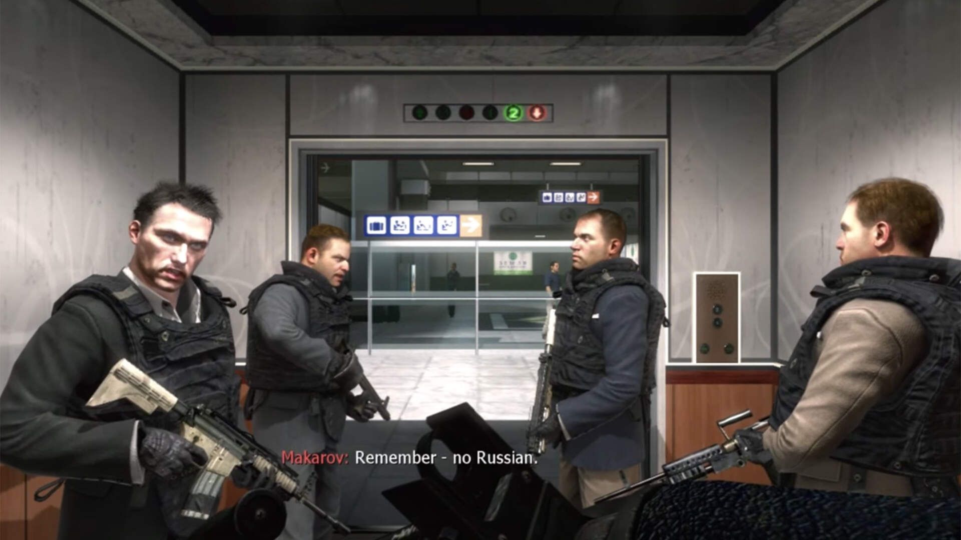 Une image fixe du jeu vidéo Modern Warfare II montrant quatre hommes armés du point de vue d'un autre. Les sous-titres montrent un nom de personnage 'Makarov' disant 'Remember - No Russian'.