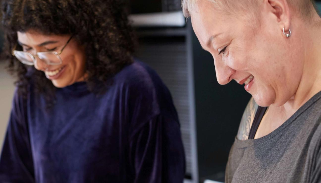 To damer kutter grønnsaker på kjøkkenet.bilde.