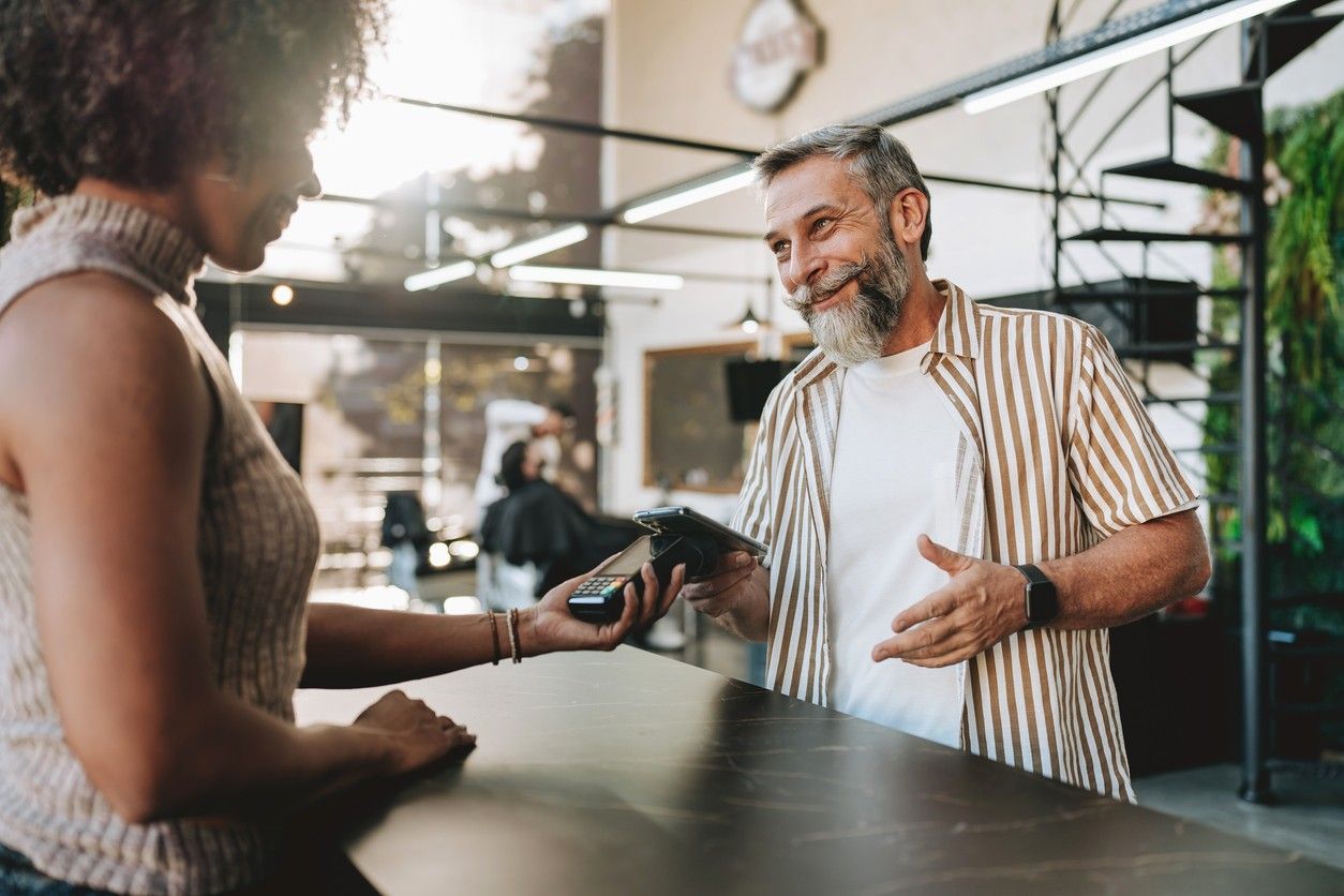 Man betaler med Morrow Bank kredittkort i mobilen sin. bilde.